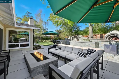 $2,095,000 | 833 Crossbrook Court, Moraga, CA 94556