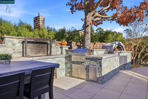 $2,095,000 | 833 Crossbrook Court, Moraga, CA 94556