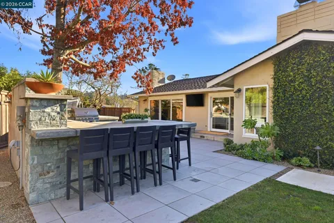 $2,095,000 | 833 Crossbrook Court, Moraga, CA 94556