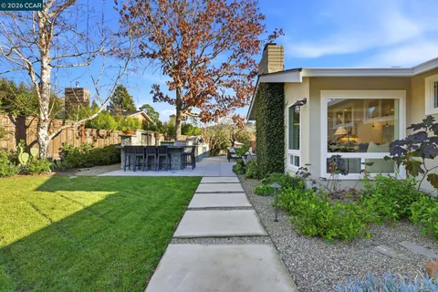 $2,095,000 | 833 Crossbrook Court, Moraga, CA 94556