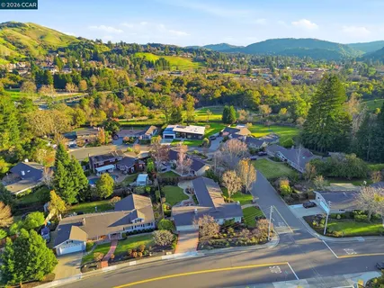 $2,095,000 | 833 Crossbrook Court, Moraga, CA 94556
