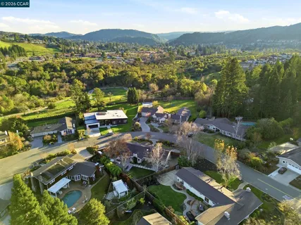 $2,095,000 | 833 Crossbrook Court, Moraga, CA 94556