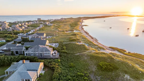 $11,500,000 | 17 Massachusetts Avenue, Nantucket, MA 02554