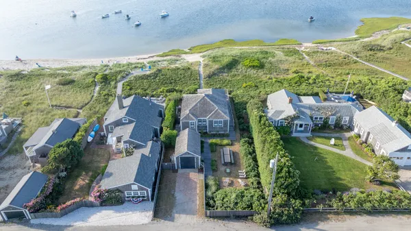$11,500,000 | 17 Massachusetts Avenue, Nantucket, MA 02554