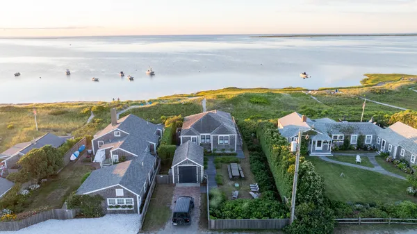 $11,500,000 | 17 Massachusetts Avenue, Nantucket, MA 02554