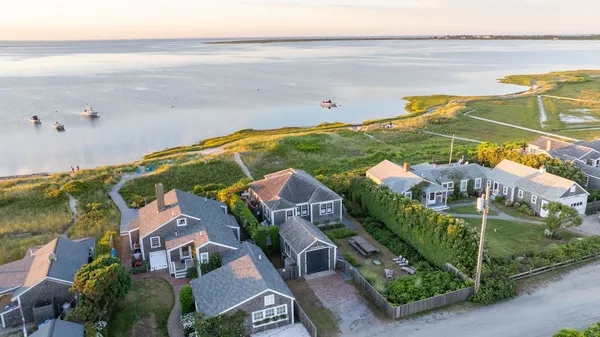 $11,500,000 | 17 Massachusetts Avenue, Nantucket, MA 02554