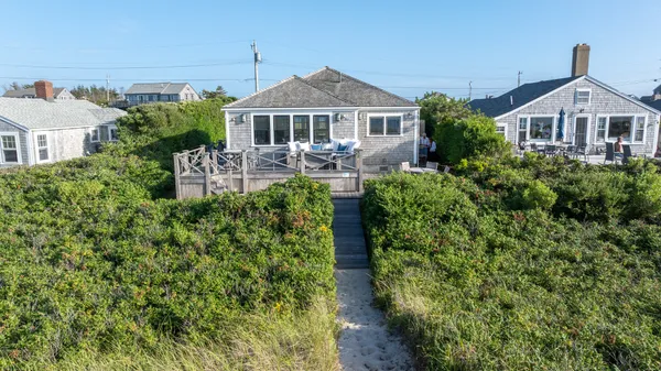 $11,500,000 | 17 Massachusetts Avenue, Nantucket, MA 02554