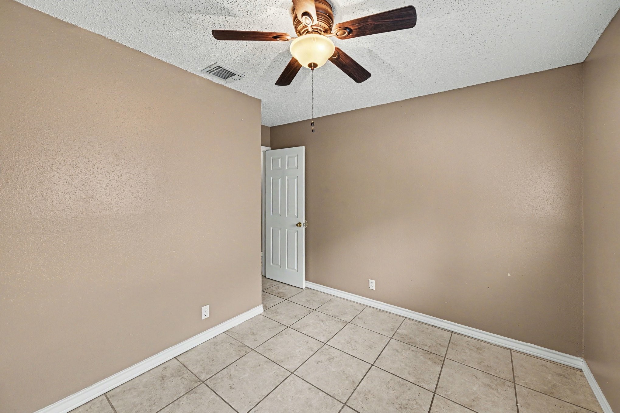 8406 Forest Ridge Drive San Antonio, TX 78239 - Photo 24 of 33 an empty room with a ceiling fan and a fan