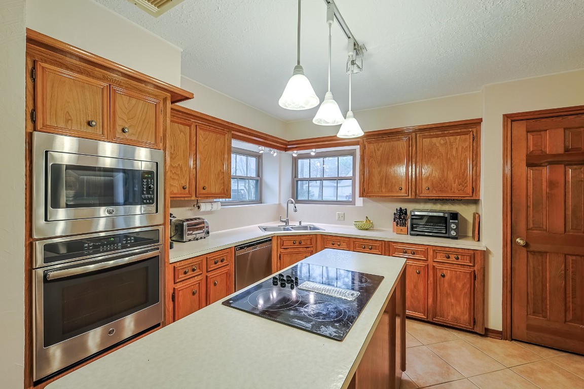 5527 Glenmere Lane Spring, TX 77379 - Photo 14 of 40 a kitchen with stainless steel appliances granite countertop a sink stove and refrigerator