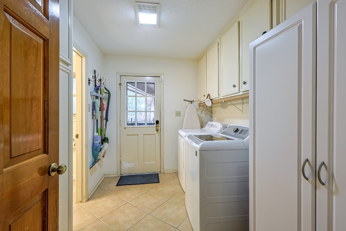 5527 Glenmere Lane Spring, TX 77379 - Photo 24 of 40 a room that has a bed in it