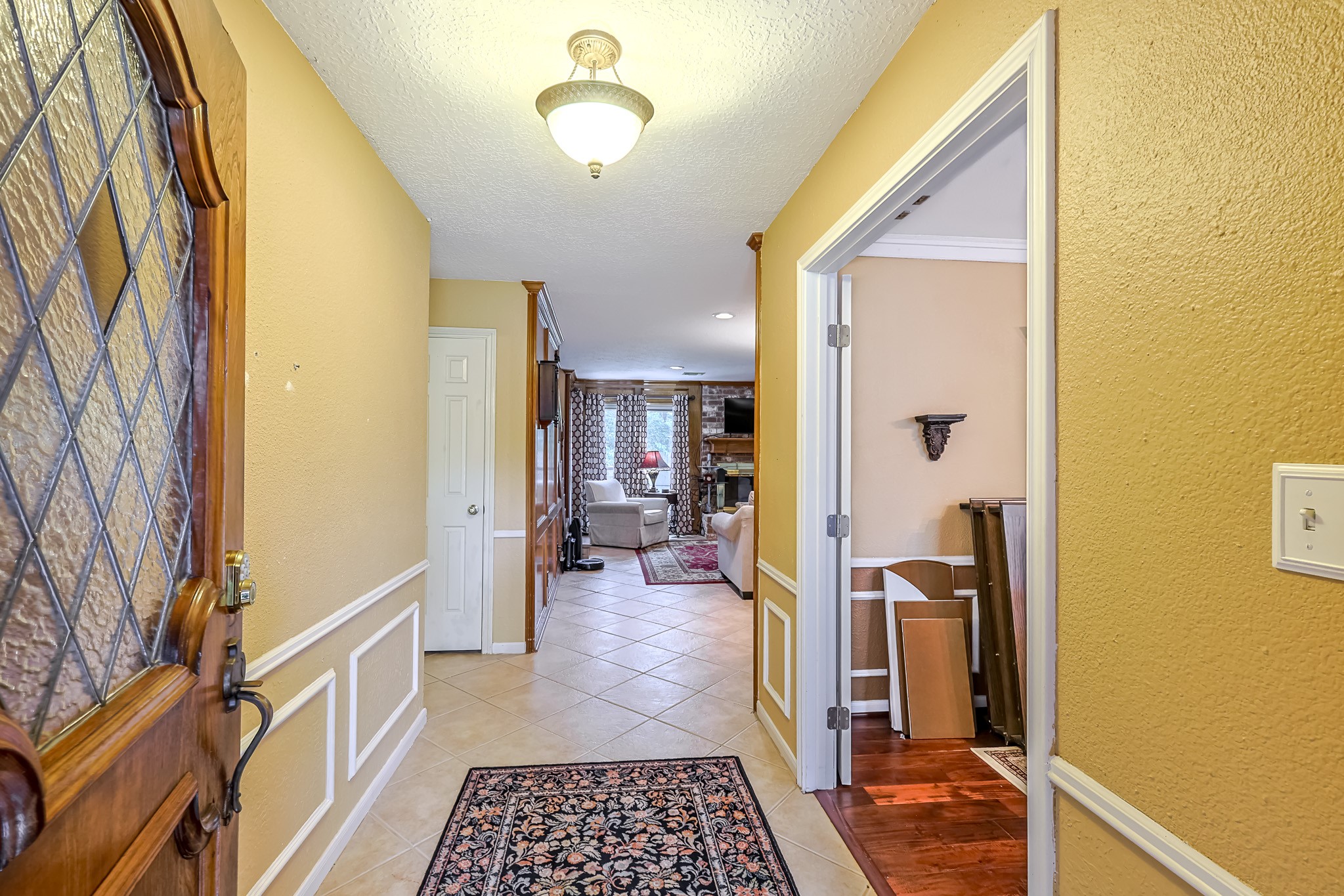 5527 Glenmere Lane Spring, TX 77379 - Photo 3 of 40 a hallway with a furniture and a window