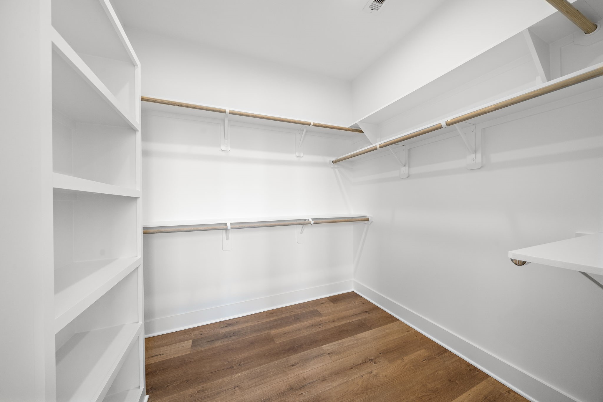 835 Elkhart Street, Unit E Houston, TX 77091 - Photo 25 of 34 Primary Closet