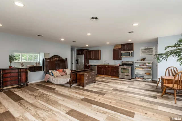 $369,900 | 535 East Main Street, Du Quoin, IL 62832