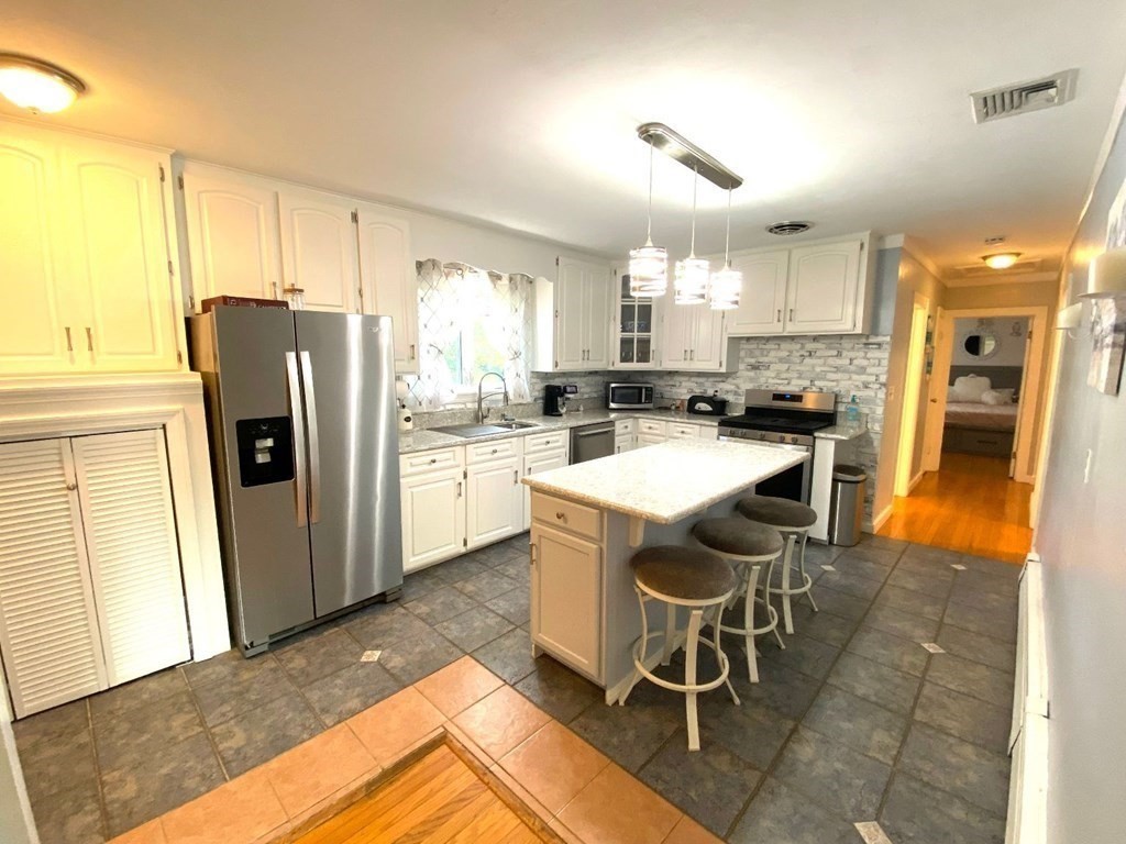 9 Dayton Street Springfield, MA 01118 - Photo 4 of 28 Gallery Image 4