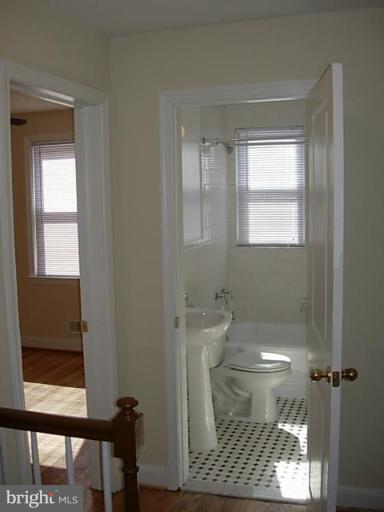 725 Bethnal Road Baltimore, MD 21229 - Photo 8 of 16 Hallway
