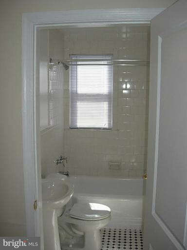 725 Bethnal Road Baltimore, MD 21229 - Photo 9 of 16 Bath #1