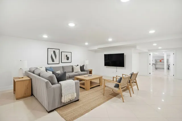 $3,495,000 | 31 East East Gate Road, Wainscott, NY 11975