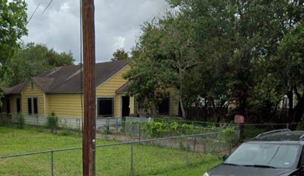 515 East 4th Street Alice, TX 78332 - Photo 3 of 3 a view of a house with backyard and a tree