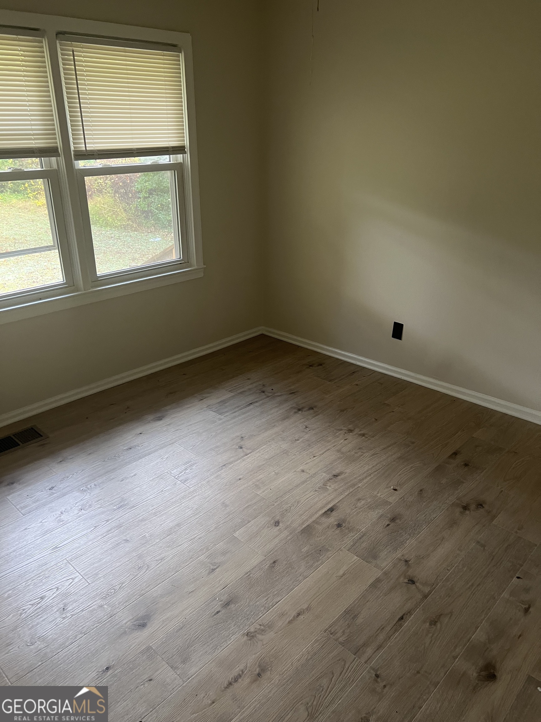 784 Spring Valley Drive Forest Park, GA 30297 - Photo 6 of 12 an empty room with a window