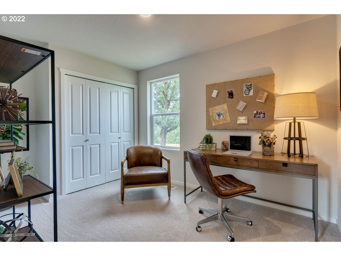 228 North 30th Drive Ridgefield, WA 98642 - Photo 14 of 24 a workspace with furniture and a window