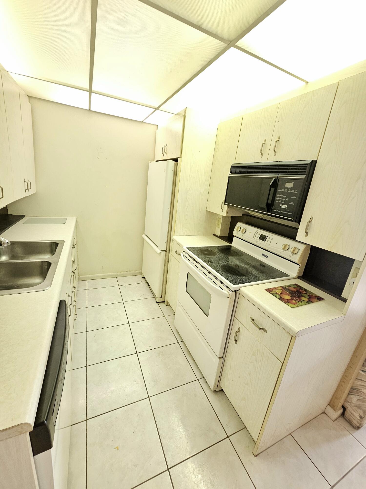 3055 Ainslie Drive, Unit 3055 Boca Raton, FL 33434 - Photo 3 of 26 a utility room with dryer and washer