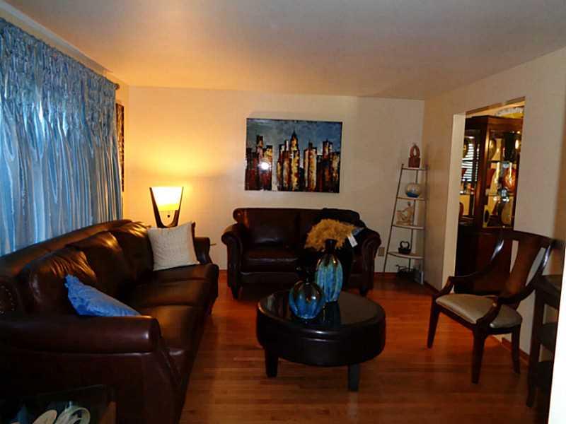 523 Fairoaks Street McKees Rocks, PA 15136 - Photo 4 of 24 Living Room.