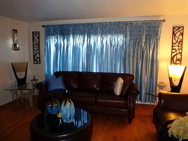 523 Fairoaks Street McKees Rocks, PA 15136 - Photo 5 of 24 Living Room.