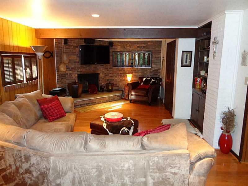 523 Fairoaks Street McKees Rocks, PA 15136 - Photo 6 of 24 Den/Family/Great Room.