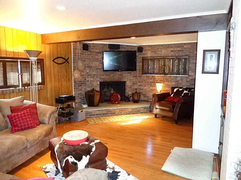 523 Fairoaks Street McKees Rocks, PA 15136 - Photo 9 of 24 Family Room.