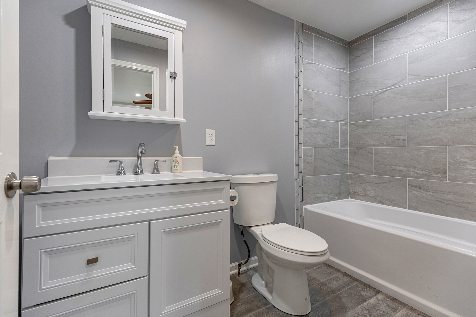 11611 Maple Avenue Hebron, IL 60034 - Photo 15 of 23 a bathroom with a toilet a sink and bathtub