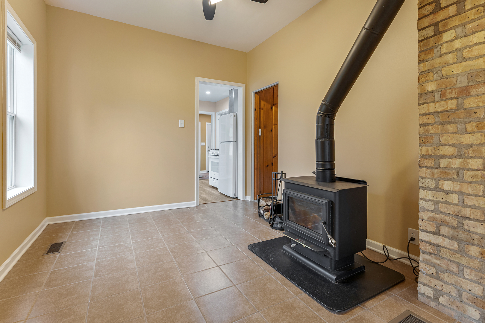 11611 Maple Avenue Hebron, IL 60034 - Photo 7 of 23 a view of a room with gym equipment