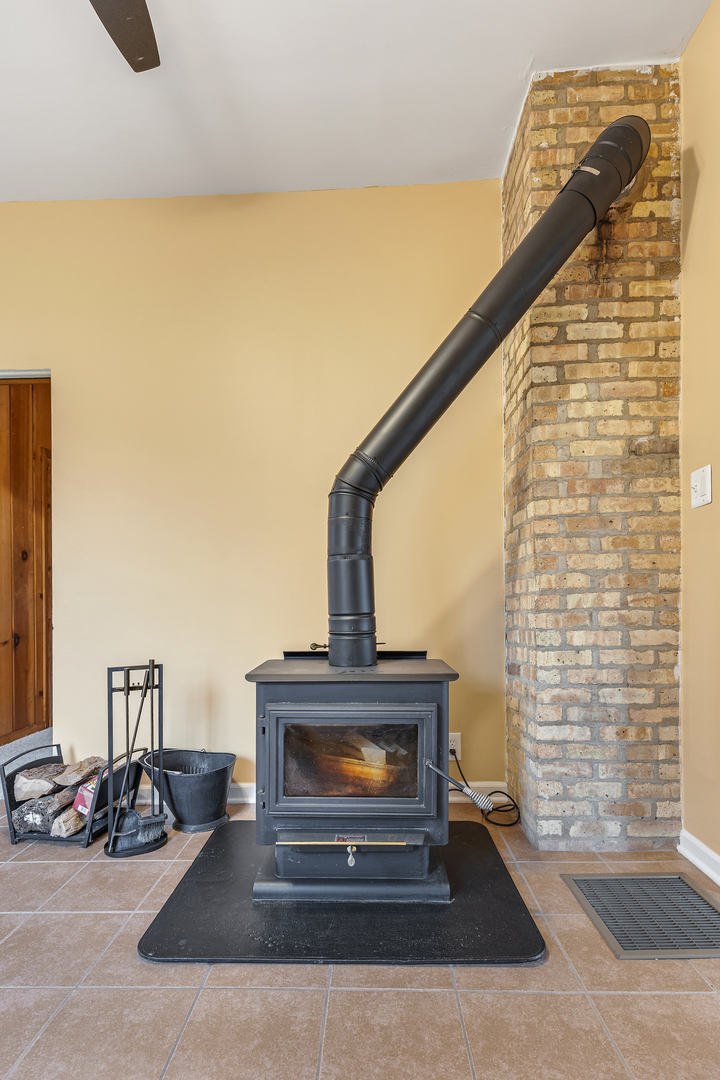 11611 Maple Avenue Hebron, IL 60034 - Photo 8 of 23 a view of entryway and hall