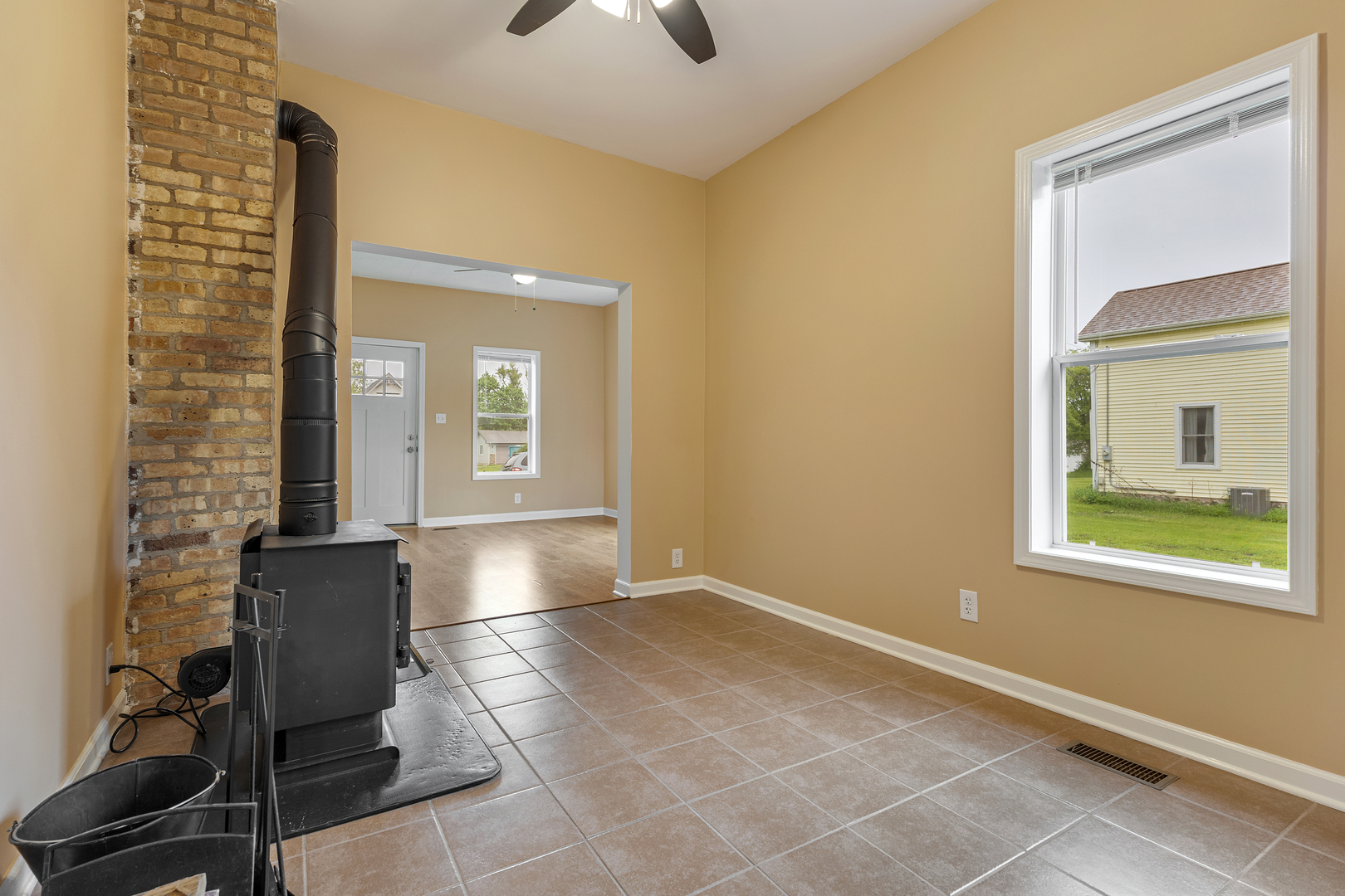 11611 Maple Avenue Hebron, IL 60034 - Photo 9 of 23 a view of an empty room and window