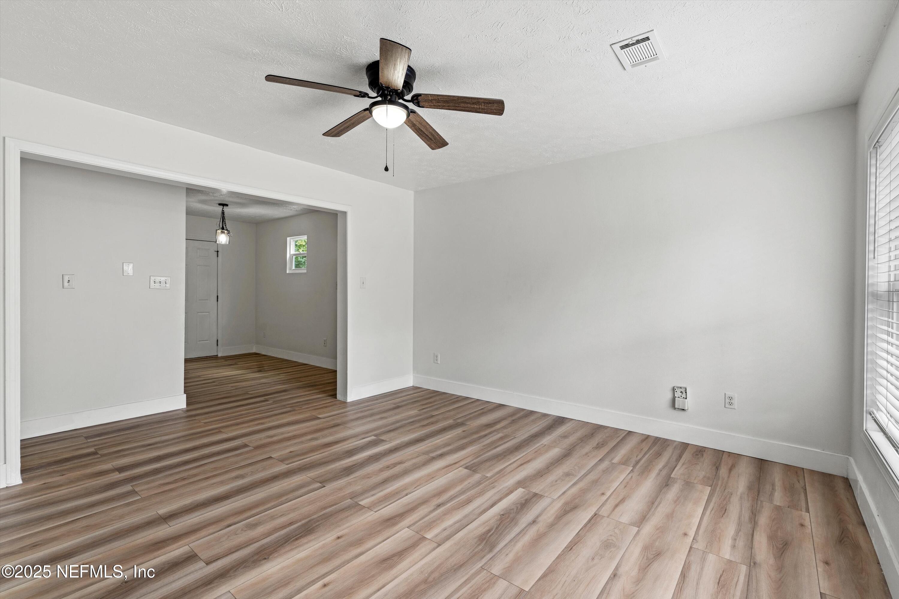 1809 Lakewood Road Jacksonville, FL 32207 - Photo 5 of 39 Living Room