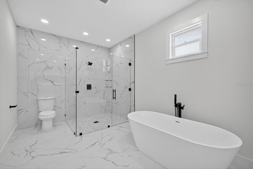 2719 West St John Street Tampa, FL 33607 - Photo 33 of 44 a bathroom with a bathtub and a toilet