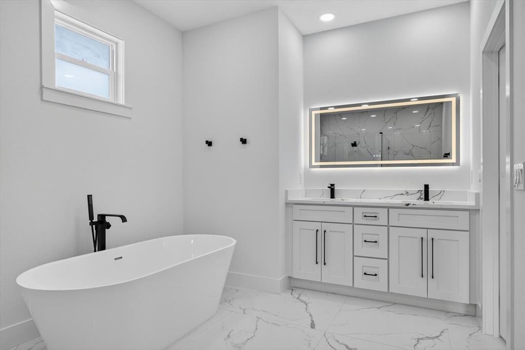 2719 West St John Street Tampa, FL 33607 - Photo 37 of 44 a bathroom with a bathtub and a sink