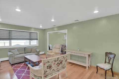 $849,000 | 15 Empire Court, Commack, NY 11725