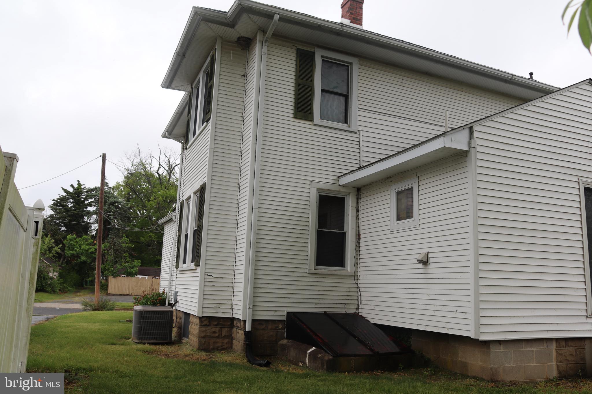 200 Union Street Salem, NJ 08079 - Photo 10 of 26 a front view of a house with a yard