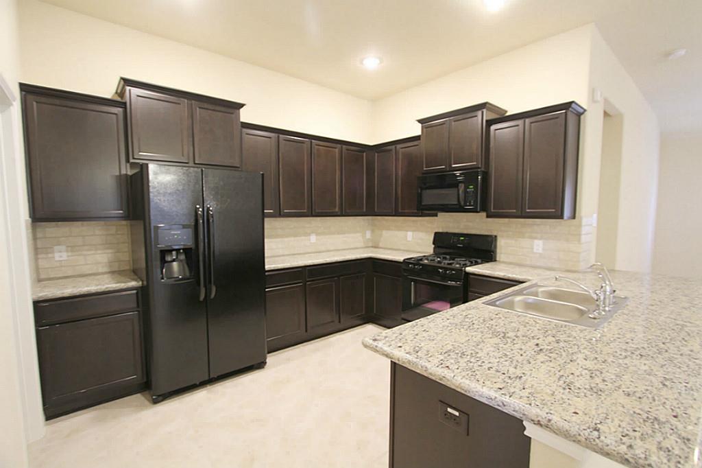 722 Mill Spring Court Rosenberg, TX 77469 - Photo 3 of 11 Spacious kitchen.