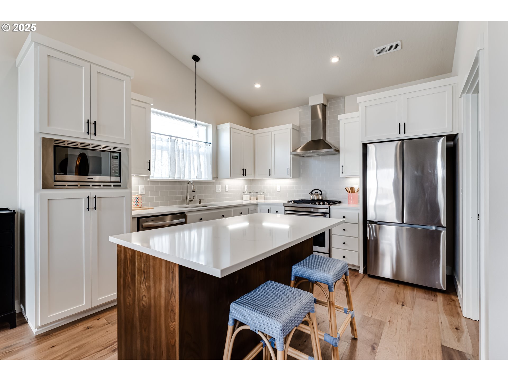 3266 Mountain Crk Lane Springfield, OR 97478 - Photo 18 of 42 a kitchen with kitchen island a sink stainless steel appliances and refrigerator