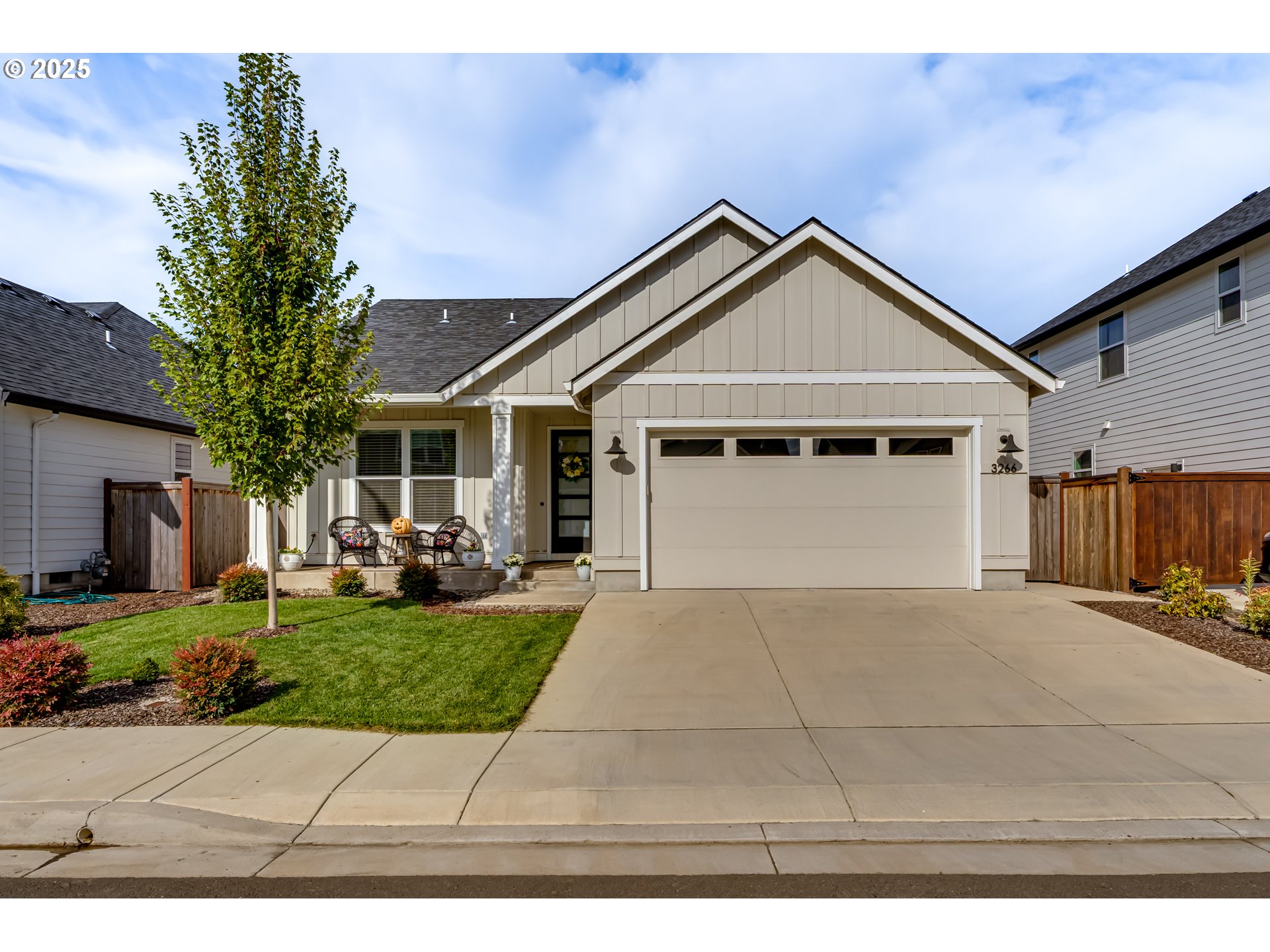 3266 Mountain Crk Lane Springfield, OR 97478 - Photo 2 of 42 a front view of a house with garden