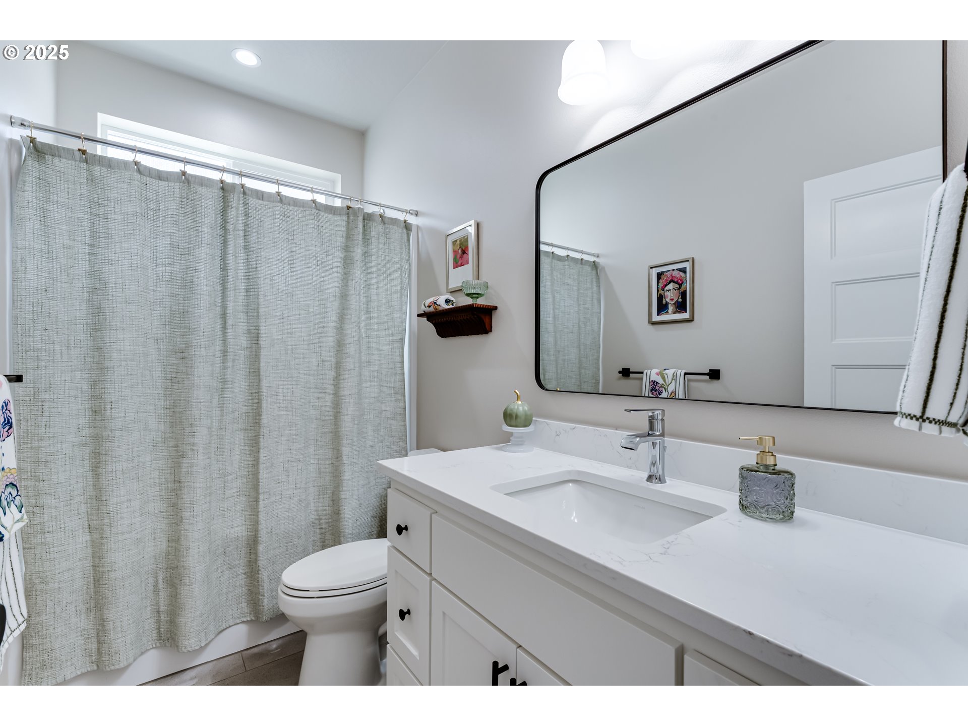 3266 Mountain Crk Lane Springfield, OR 97478 - Photo 29 of 42 a bathroom with a sink a toilet and shower
