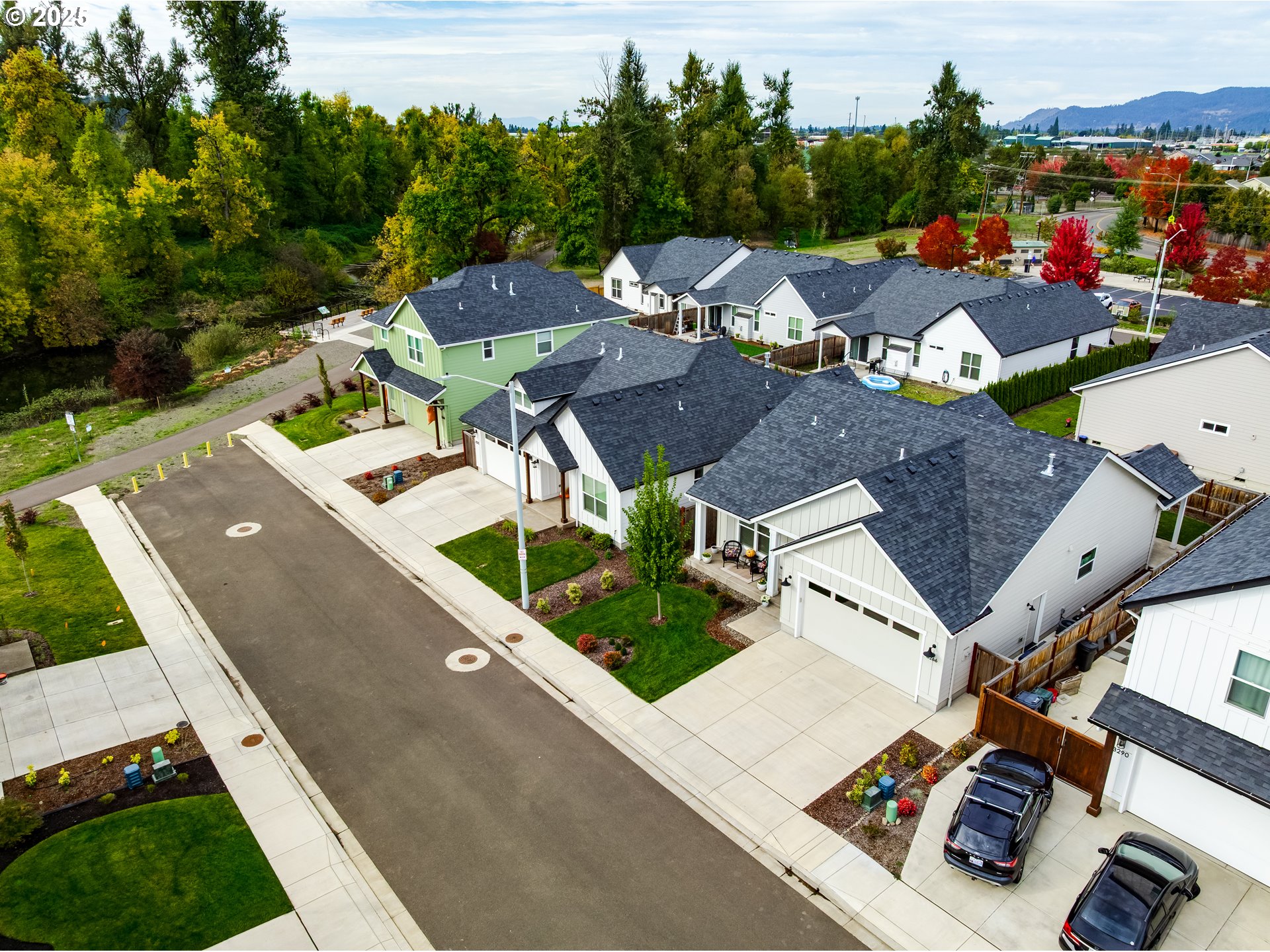 3266 Mountain Crk Lane Springfield, OR 97478 - Photo 33 of 42 an aerial view of a house with a garden