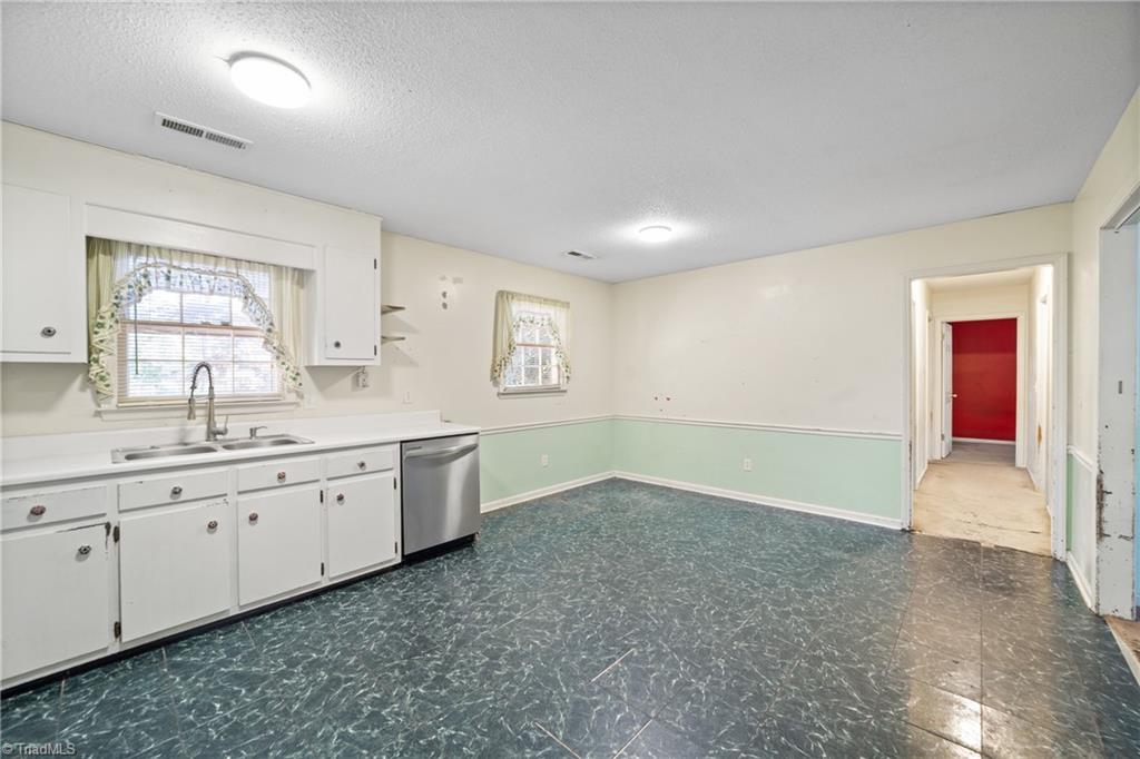 9241 Sahabi Road Kernersville, NC 27284 - Photo 5 of 25 Kitchen