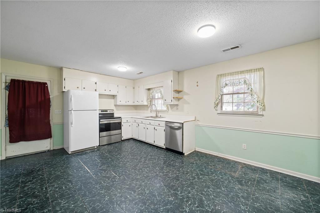 9241 Sahabi Road Kernersville, NC 27284 - Photo 6 of 25 Kitchen