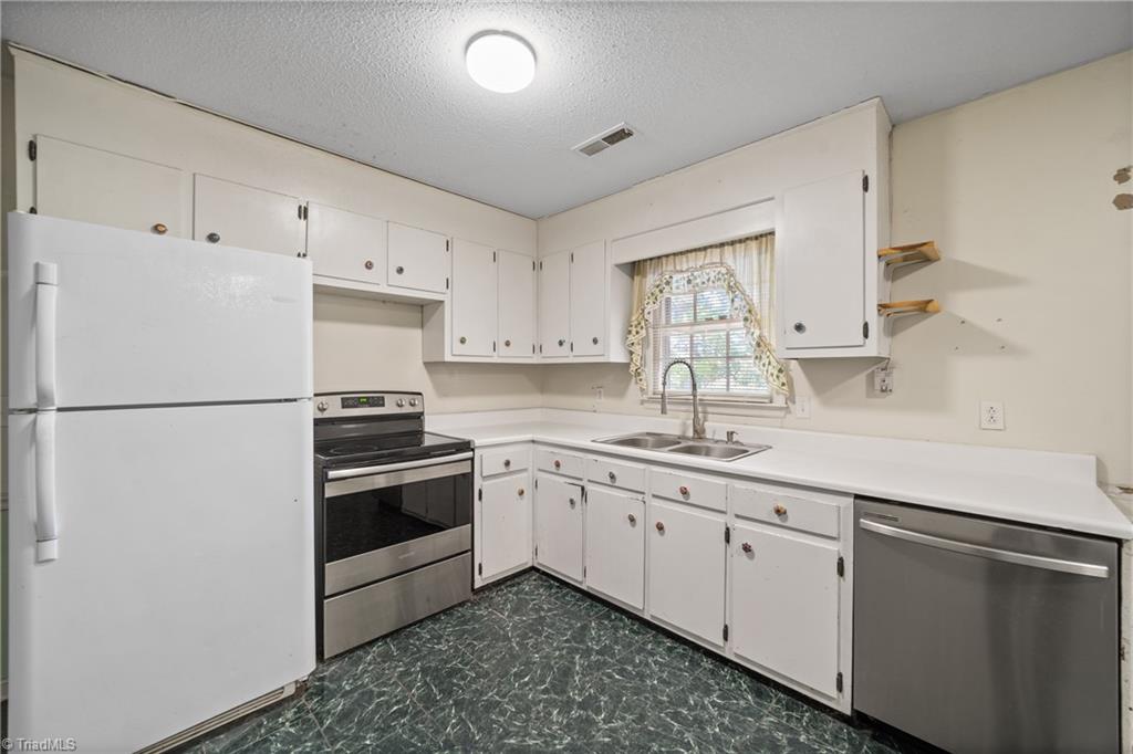 9241 Sahabi Road Kernersville, NC 27284 - Photo 7 of 25 Kitchen