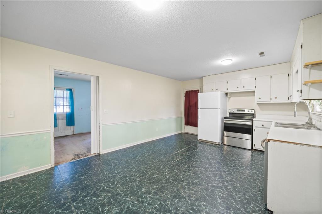9241 Sahabi Road Kernersville, NC 27284 - Photo 8 of 25 Kitchen