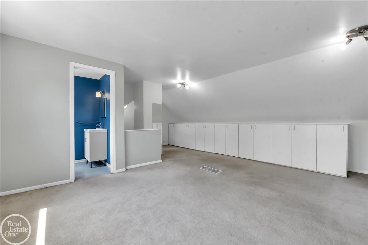 2051 Roslyn Road Grosse Pointe, MI 48236 - Photo 13 of 25 50078870-12.JPG
