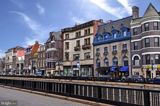 a view of a fountain in front of house