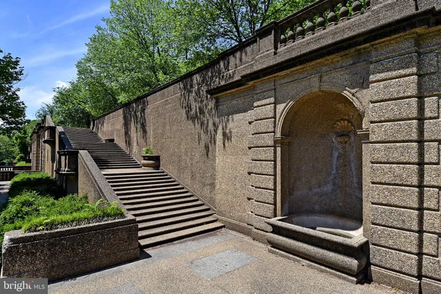 a sign that is sitting on a brick wall